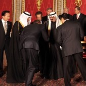 Obama bows to King Abdullah of Saudi Arabia